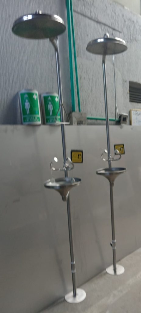 Proteja a su personal con nuestras duchas de emergencia y lavaojos fabricados en acero inoxidable de alta resistencia. Equipos diseñados para una respuesta inmediata ante accidentes químicos, cumpliendo con estándares de seguridad industrial.