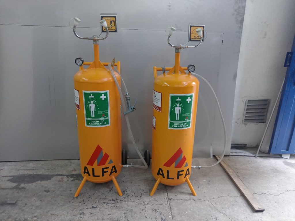 Fabricación de duchas de emergencia y estaciones lavaojos para laboratorio diseñadas para brindar respuesta inmediata ante exposición a sustancias químicas y materiales peligrosos en entornos industriales y científicos.