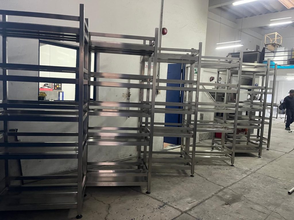 Módulos de estantería técnica en acero inoxidable para organización de laboratorios e industrias. Estantes abiertos de gran capacidad para depósitos de reactivos, soluciones y materiales químicos con acabado sanitario